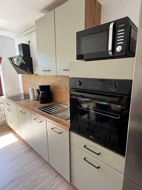 Voll ausgestattete Küche der Monteurwohnung in Bremerhaven